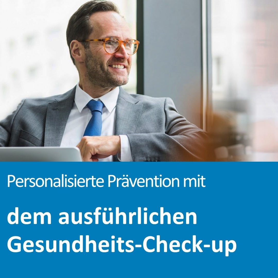 Ein Mann im Business-Outfit (grauer Anzug, weißes Hemd, blaue Krawatte) mit Brille sitzt lächelnd an einem Tisch vor einem Laptop und schaut aus dem Fenster.
Darunter auf blauem Hintergrund der Text: „Personalisierte Prävention mit dem ausführlichen Gesundheits-Check-up“.