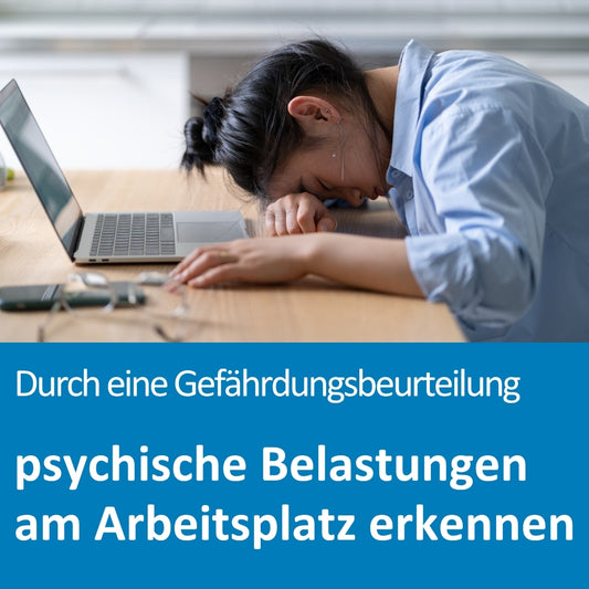 Eine junge Frau sitzt erschöpft an einem Schreibtisch und hat den Kopf auf die verschränkten Arme gelegt. Vor ihr liegt ein aufgeklapptes Notebook. Auf dem Tisch liegen außerdem eine Brille und ein Smartphone. Das Bild vermittelt den Eindruck von Überforderung oder Stress im Arbeitsumfeld.
Darunter auf blauem Hintergrund der Text: „Durch eine Gefährdungsbeurteilung psychische Belastungen am Arbeitsplatz erkennen“.